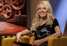 В последния ден от седмицата блондинката хапва палачинкиСексапилната водеща смята