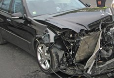 Кола се вряза последователно в хидрант и рекламно пано на