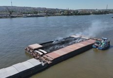 Пожарът е обхванал и втора баржа и има опасност да