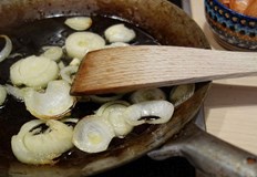 Топ трик при пърженето на лукПърженият лук влиза в състава