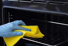 Топ трик за лесно почистване на фурната ето какво