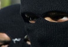 Оказа се че оръжията са пластмасови детски играчкиДвама маскирани с