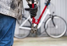 Велосипедът е бил заключен към парапета на междуетажна площадка между 1 и и