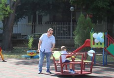 Тя се намира в Дневния център Милосърдие Многофункционална детска площадка в Дневния център