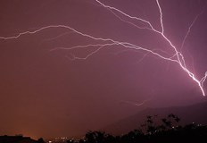 Рядък по вид светкавица беше заснета над София Земя облак GC