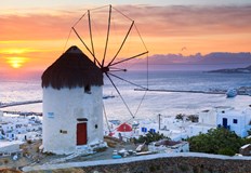 Двойка туристи седнали в кафе за да се любуват на опияняващия