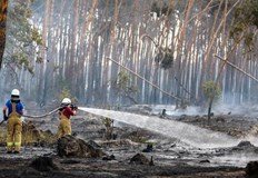 Пожарът вече се е разпространил на площ от 850 хектараСтотици души