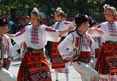 Фестивалът ще представи фолклорна етно палитра от песни танци и носии на
