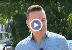 Когато е на 24 години разследващият журналист претърпява много тежка