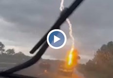 Мълния удря движещ се по пътя автомобилСтрашната ситуация се случва