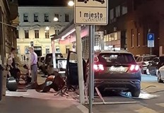 Бившият хърватски президент Иво Йосипович разби оградата на едно кафене