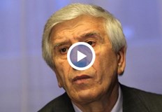 В момента пише книга за ситуацията в УкрайнаПрез деня в