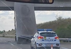 Шофьорът забелязал след километри че ремаркето се откъсналоКамион с ремарке се