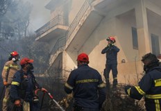 Пламъците са стигнали до населени места няколко къщи са унищожениОпасно
