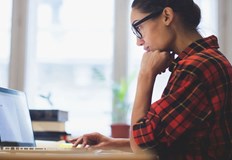 Единственото условие за това е да разполага с квалифициран електронен