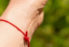 Суеверието за червения конец е толкова старо че не е