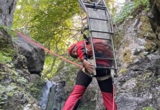 Планинските спасители участвали в акцията успяват да извадят от пропастта
