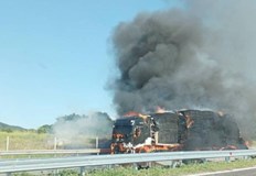 Тир натоварен с бали слама се запали на магистрала Тракия Инцидентът