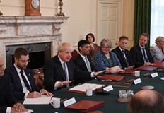 Новоназначеният британски финансов министър Надхим Захауи обяви че ще се