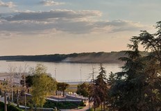 От няколко дни димящ шлеп в Дунав обгазява централната част