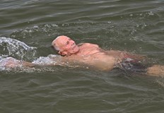 В чест на своя 90 годишен юбилей най възрастният русенски плувец ветеран Тодор