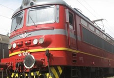 Контактна мрежа се е скъсала и е паднала върху влакова