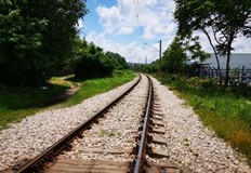 Един от вагоните на товарна композиция е дерайлирал в участъка