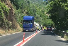 Започна монтирането на разделителни колчета срещу изпреварване в Кресненското дефилеТова