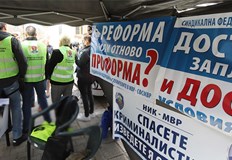 Надзирателите и съдебните охранители може да не получат по 300