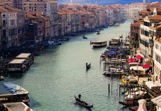 Градът е пренаселен а посетителите генерират планини от боклукВенеция ще