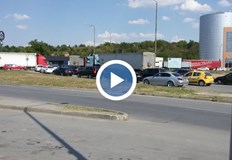 Километрични опашки от автомобили на два ключови булевардаКилометрични опашки се