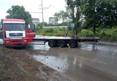 ТИР блокира движението на булевард България в посока София След бензиностанция