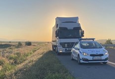 Полицаи са спрели рано тази сутрин водач на тежкотоварен автомобил