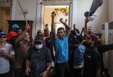 Протестиращи щурмуваха двореца на президента и празнуваха в басейна муПротестиращи