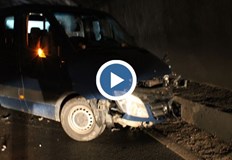 Челен удар между два автомобила в тунел Железница затвори Е 79