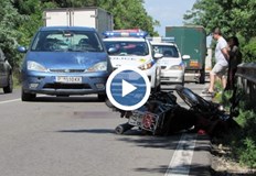 Възрастен мотоциклетист е излязъл от черен път и е предприел обратен