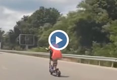 Кадрите взривиха мрежата120 км ч с тротинетка по скоростен път Кадри