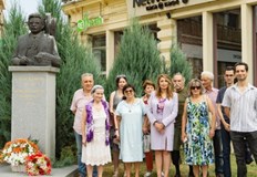 С цветя пред паметника и разходка по местата описани в