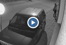 Младата жена упорито дърпа пердето което я затруднява но след доста