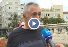 Откриваме бащата на Кирил Петков на протеста в защита на