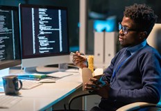 Мозъкът не фиксира обема на изяденото пред монитора а това