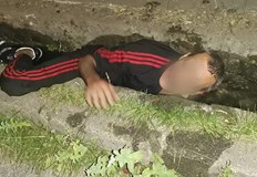 Мъж се заклещи в канавка в БанскоПолицаи го измъкнаха За щастие