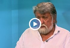 Според скулптора докато политиците се мъчат за власт и за