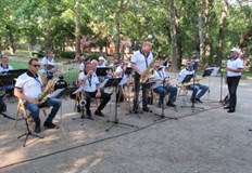 След поредица от концерти пред Доходно здание Централния площад и русенския