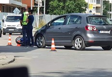 Движението в района на кръстовището е затрудненоЯвно мотористът е в