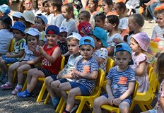 С театър песни и танци всички участници казаха Здравей лято и си