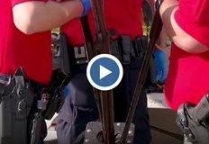 Пред пункта се изви километрична опашка от колиЖители на Хюстън