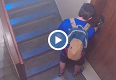 Видеокамери във входа са заснели действията на мъжаКамери заснеха нагла