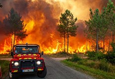 Пожарите изпревариха цунамито за което ЮНЕСКО предупредиХиляди пожарникари продължават да се