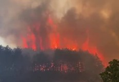 Той се разрази на метри от бензиностанцияПет екипа на Пожарна
